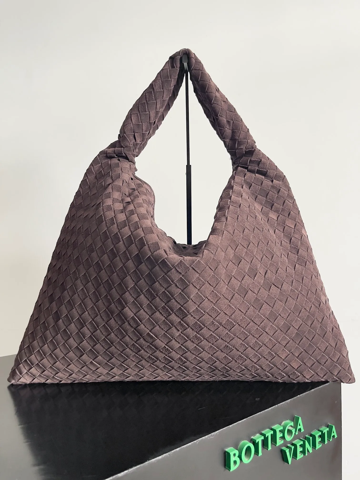 Batch 2160 Recently, I seem to be obsessed with this bag from BV~ The new Hop is really not too beautiful. The whole bag has no seams. The bag body and handles are made of one piece of leather. It embodies the style and essence of Bottega Veneta. It truly represents craftsmanship and creativity. The large size has a very loose and lazy upper body. Big bag lovers will definitely not regret buying it. Style number: 763970 Size: 53*24*13